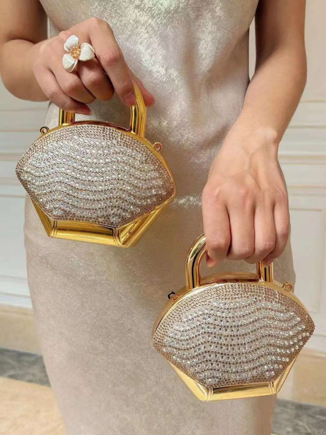 Glitter Shiny Diamond Acrylic Mini Bag Luxury Exquisite Women Handbag Wedding Party Clutch Purse Shoulder Crossbody Bag
Glitter Shiny Diamond Acrylic Mini Bag Luxury Exquisite Women Handbag Wedding Party Clutch Purse Shoulder Crossbody Bag
