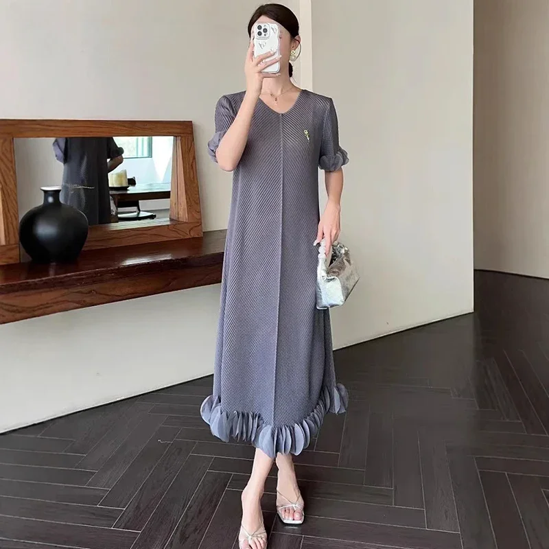 Miyake 2025 Summer New Elastic Short-sleeved V-neck Dresses Fashion Three-dimensional Flowers Hem Splicing Women's Pleated Dress
Miyake 2025 Summer New Elastic Short-sleeved V-neck Dresses Fashion Three-dimensional Flowers Hem Splicing Women's Pleated Dress