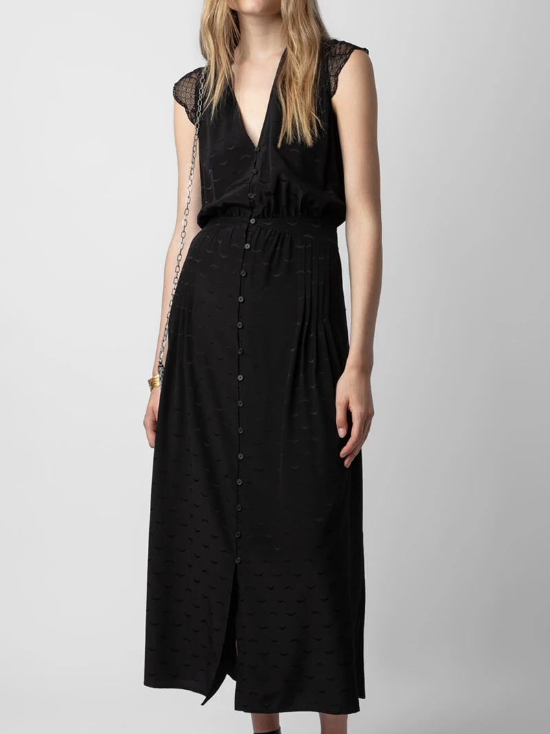 Black silk skirt, high-quality, comfortable, personalized wing jacquard lace shoulder V-neck short sleeved long skirt
Black silk skirt, high-quality, comfortable, personalized wing jacquard lace shoulder V-neck short sleeved long skirt
