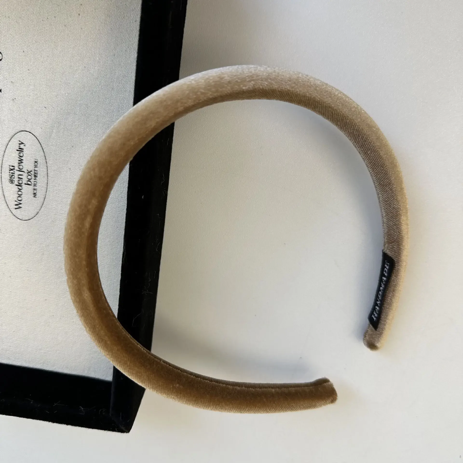Simple Solid Color Glossy Hairband for Woman Vintage Headband Elastic Hair Hoop Girls Headdress Korean Hair Accessories
Simple Solid Color Glossy Hairband for Woman Vintage Headband Elastic Hair Hoop Girls Headdress Korean Hair Accessories