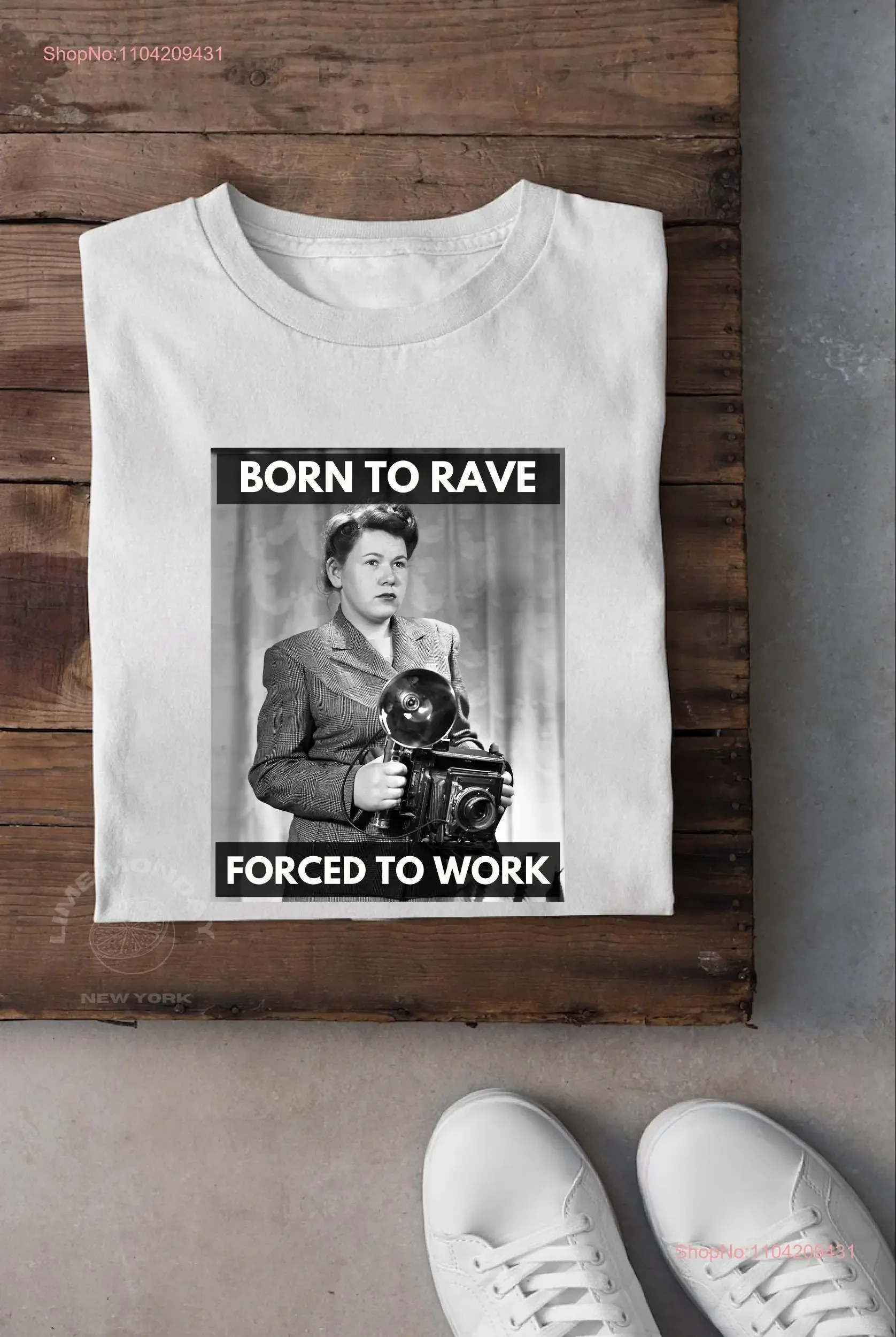 Ретро футболка Rave Meme Born to Forced Work Photographer Забавный фестиваль EDM для Bestie винтажная стираная слегка мягкая уличная одежда
Ретро футболка Rave Meme Born to Forced Work Photographer Забавный фестиваль EDM для Bestie винтажная стираная слегка мягкая уличная одежда