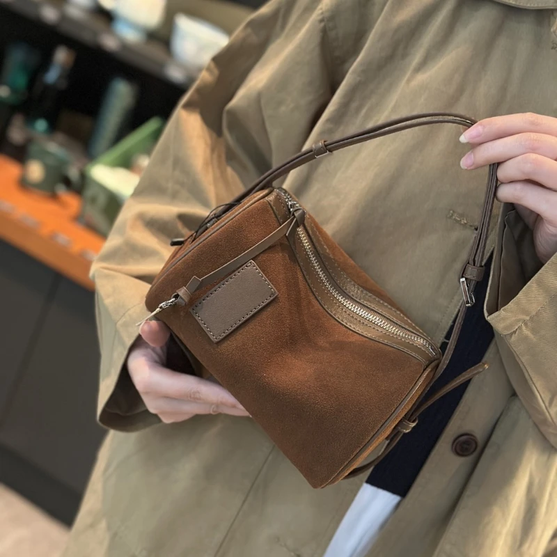 Натуральная осенне-зимняя большая роскошная дизайнерская сумка Boston из мягкой матовой замши, женская сумка через плечо, женская сумка через плечо 
Натуральная осенне-зимняя большая роскошная дизайнерская сумка Boston из мягкой матовой замши, женская сумка через плечо, женская сумка через плечо