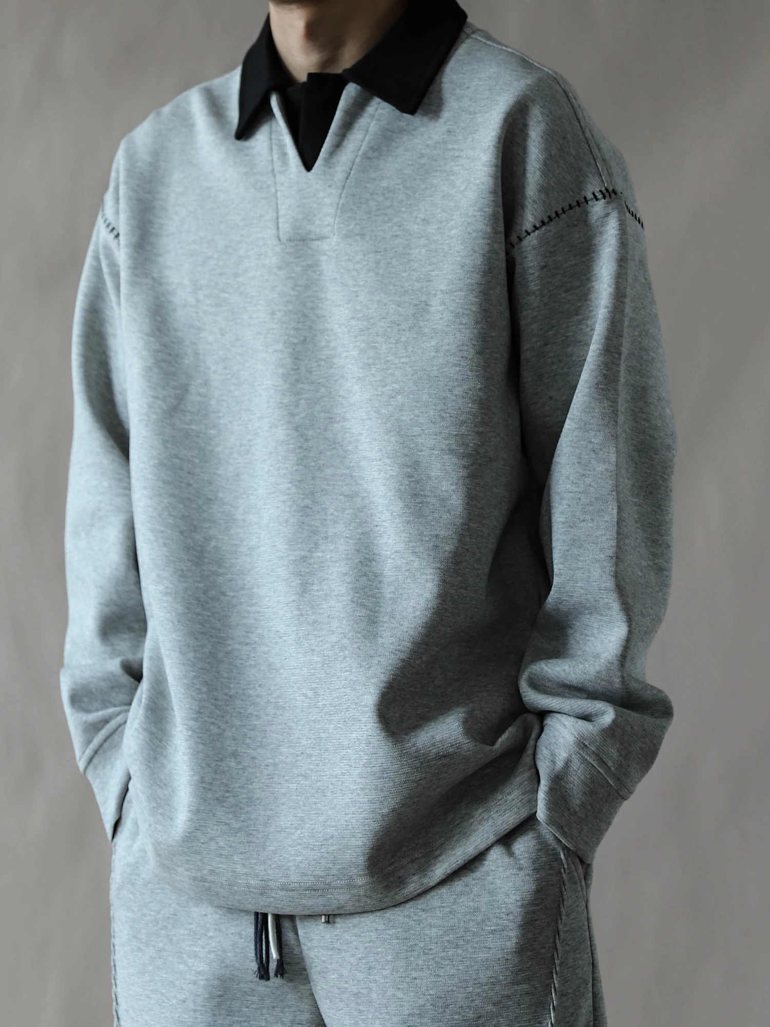 Мужская толстовка свободного кроя с контрастной строчкой, отложным воротником и большим размером, в американском стиле, от модного бренда
Мужская толстовка свободного кроя с контрастной строчкой, отложным воротником и большим размером, в американском стиле, от модного бренда