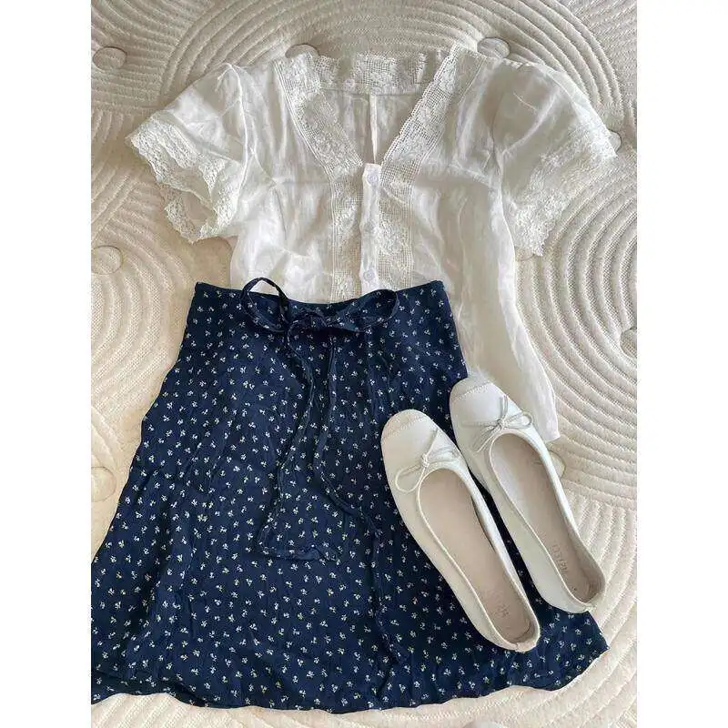 Sweet Style Floral Print Two-Piece Set Women's Summer Fashion Ensemble V-Neck Shirt And Half-Length Skirt Elegant Youthful Look
Sweet Style Floral Print Two-Piece Set Women's Summer Fashion Ensemble V-Neck Shirt And Half-Length Skirt Elegant Youthful Look