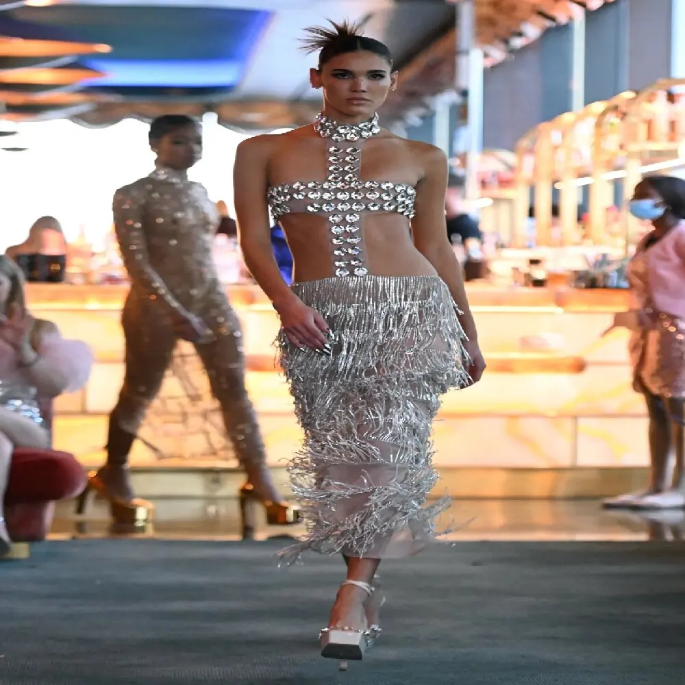 2023 Laster Style Sexy Hanging Neck Tassel Rhinestone Chic Evening Party Gown Fashion Sliver Dress Elegant Ladies Clothing
2023 Laster Style Sexy Hanging Neck Tassel Rhinestone Chic Evening Party Gown Fashion Sliver Dress Elegant Ladies Clothing