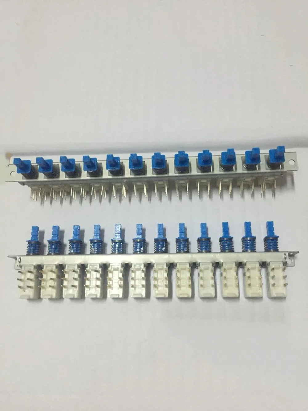 Оригинальный новый 100% 6-контактный 2-ножевый 12-позиционный переключатель для фортепиано, двойная интерактивная кнопка, самоблокирующаяся блокировочная связь
Оригинальный новый 100% 6-контактный 2-ножевый 12-позиционный переключатель для фортепиано, двойная интерактивная кнопка, самоблокирующаяся блокировочная связь