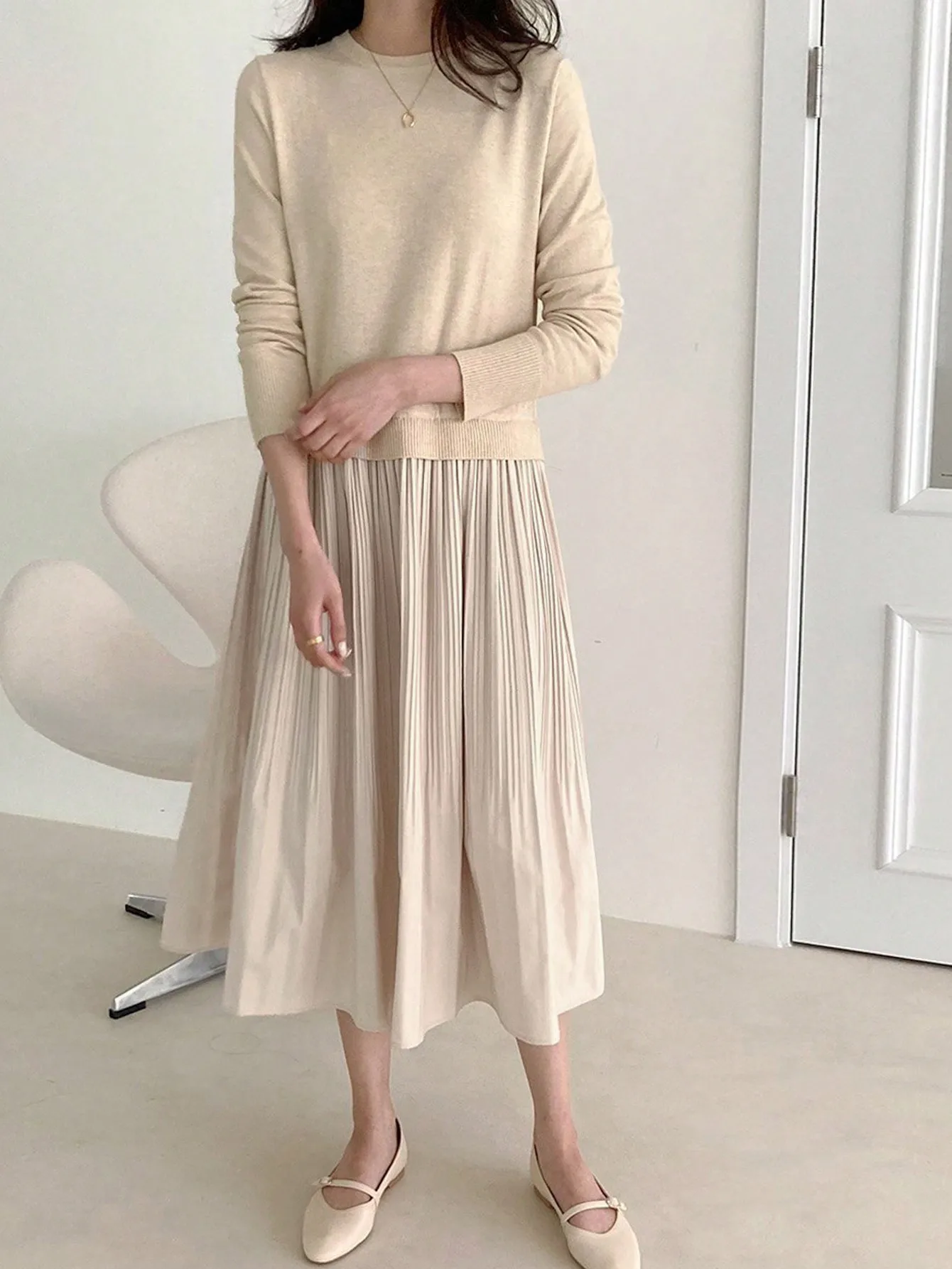 Женское однотонное бежевое платье миди с круглым вырезом, длинными рукавами и плиссировкой для повседневной носки и школы
Женское однотонное бежевое платье миди с круглым вырезом, длинными рукавами и плиссировкой для повседневной носки и школы