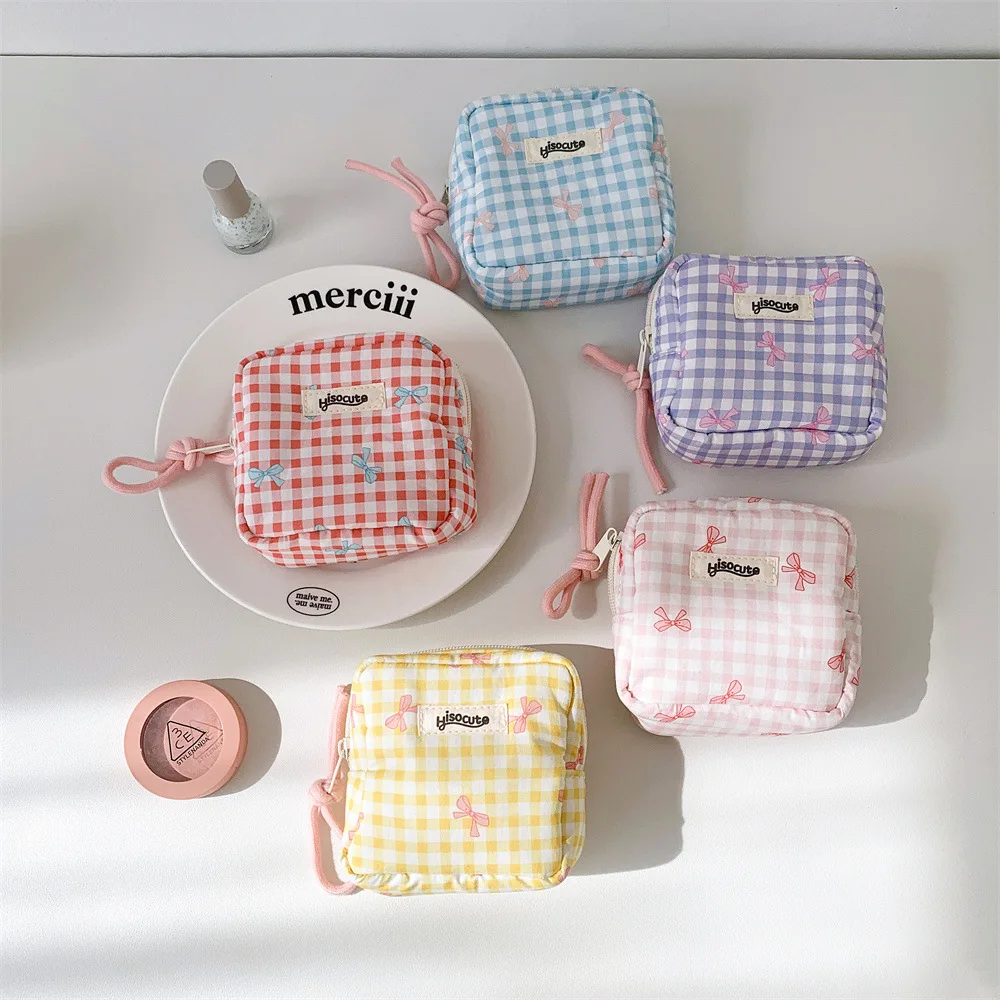 Women's Makeup Bag Small Checkered Simple Square Bluetooth Headphone Bag Opening Red Envelope Fashion Girl Cosmetics Storage Bag
Women's Makeup Bag Small Checkered Simple Square Bluetooth Headphone Bag Opening Red Envelope Fashion Girl Cosmetics Storage Bag
