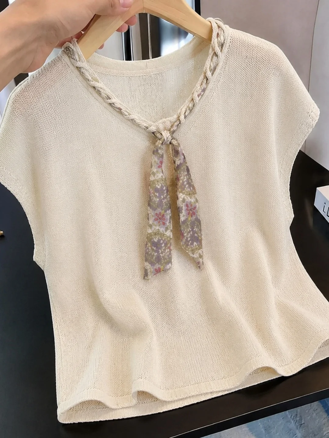Elegant Slimming V-Neck Silk Scarf Lightweight Short Sleeve Knitted Top Fashionable Summer Design Korean Style Straight Cut
Elegant Slimming V-Neck Silk Scarf Lightweight Short Sleeve Knitted Top Fashionable Summer Design Korean Style Straight Cut