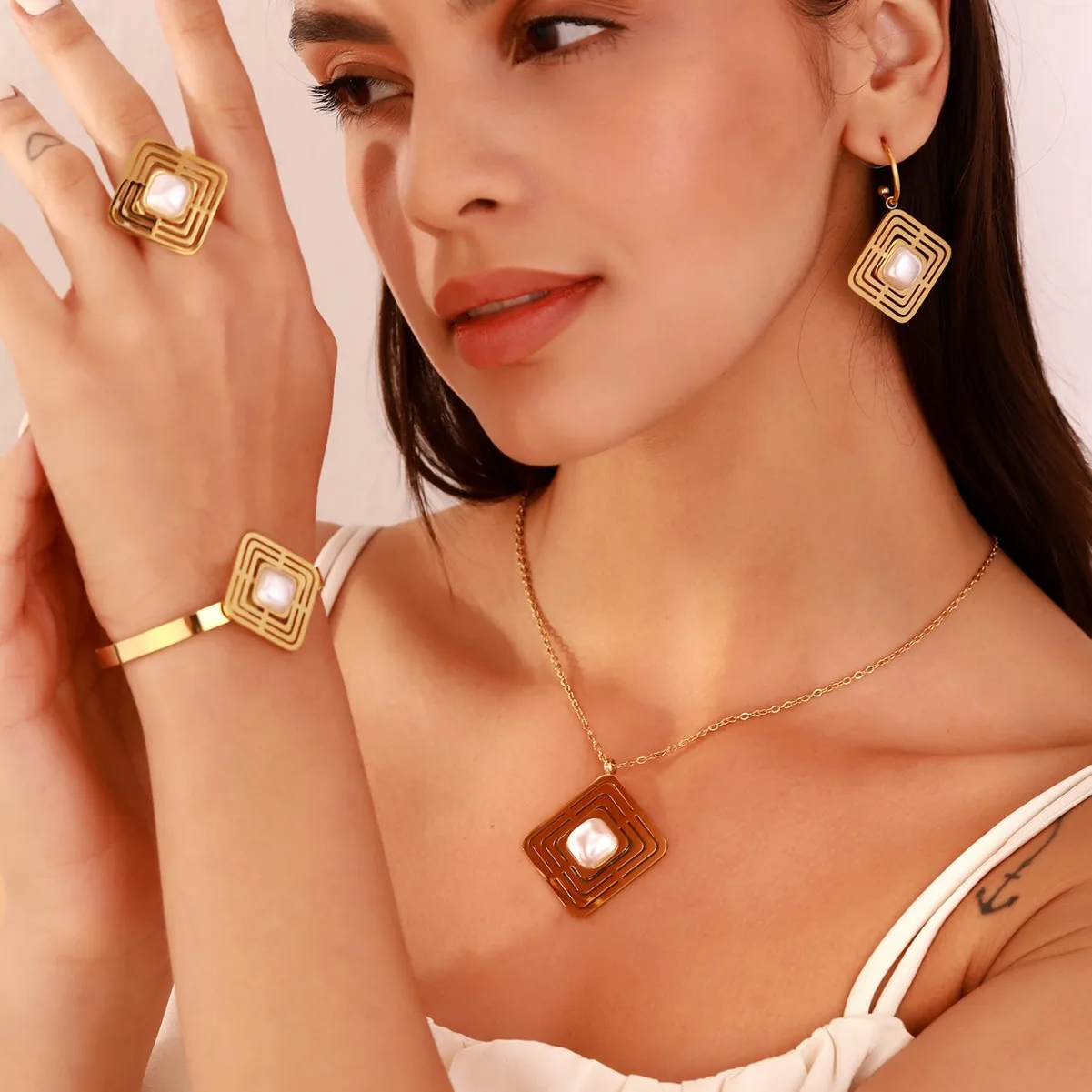 ESALE Fashionable artificial pearl inlaid jewelry set with high-quality bracelets earrings ring accessories
ESALE Fashionable artificial pearl inlaid jewelry set with high-quality bracelets earrings ring accessories