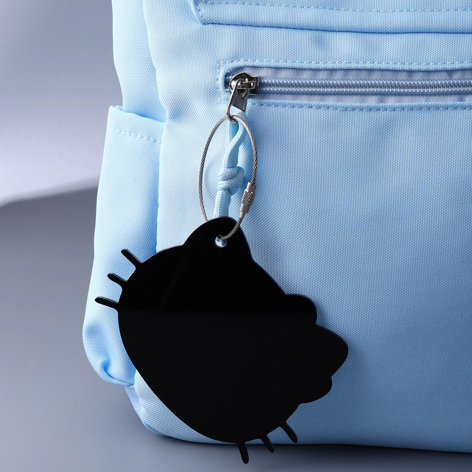 Брелок Hello Kitty из акрилового материала, подходит для подвешивания ключей, сумок или в качестве декора, легкий, практичный и креативный. 
Брелок Hello Kitty из акрилового материала, подходит для подвешивания ключей, сумок или в качестве декора, легкий, практичный и креативный.