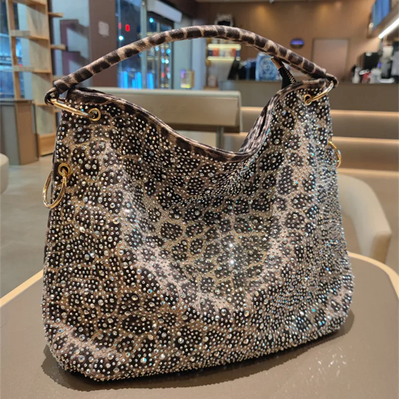 Soft Leather Women Handbags 2024 New Casual Large Capacity Diamonds Tote Bag Popular Leopard Print Single Shoulder Commuter Bags
Soft Leather Women Handbags 2024 New Casual Large Capacity Diamonds Tote Bag Popular Leopard Print Single Shoulder Commuter Bags