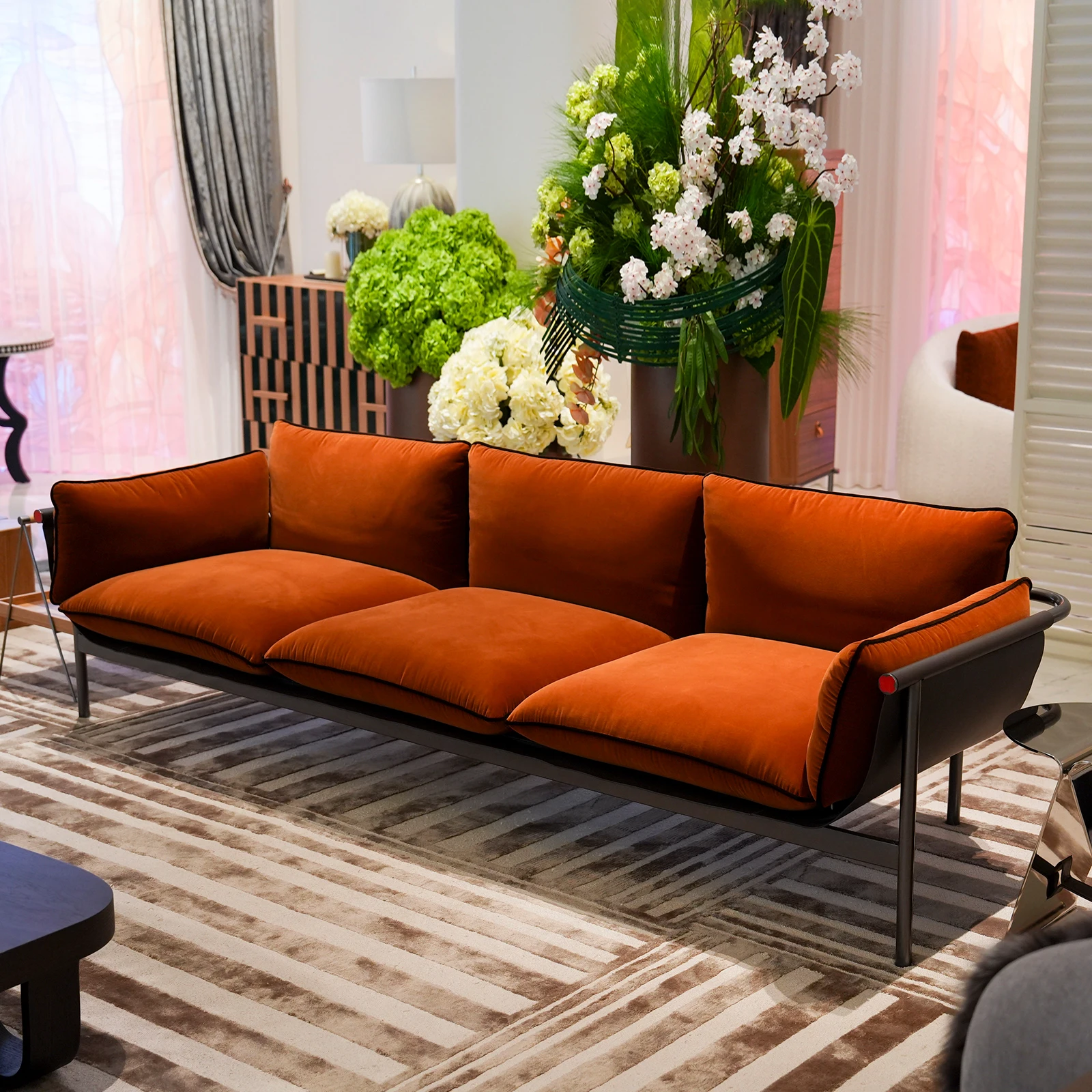#Light Luxury Metal Frame Velvet Fabric Sofa Living Room Apartment 4 Seats Saddle Leather Couch Sofa Chair for Hotel Villa
#Light Luxury Metal Frame Velvet Fabric Sofa Living Room Apartment 4 Seats Saddle Leather Couch Sofa Chair for Hotel Villa