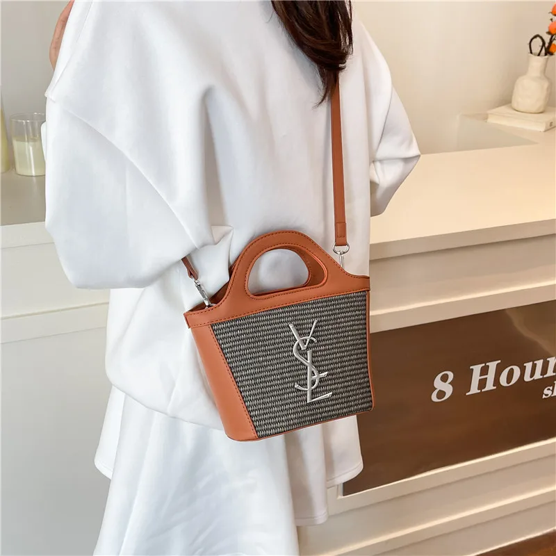 Unique High-End Minimalist Luxury Shopper Messenger Purse Bag for Women with Solid Color Fashion
Unique High-End Minimalist Luxury Shopper Messenger Purse Bag for Women with Solid Color Fashion
