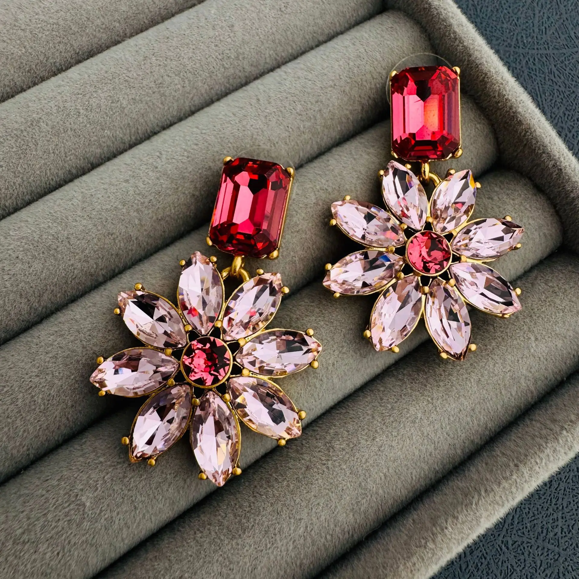 Electroplated inlaid semi-precious stone flower-shaped ladies' earrings
Electroplated inlaid semi-precious stone flower-shaped ladies' earrings