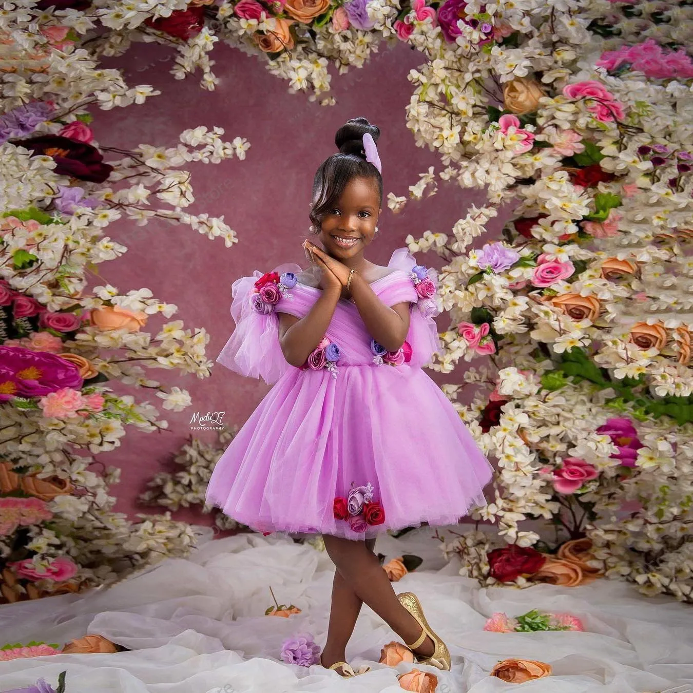 Cute Floral Tulle Kids Dress Puffy Ball Gowns Knee Length V Neckline Photoshoot Short Lilac Party Dresses For Girls
Cute Floral Tulle Kids Dress Puffy Ball Gowns Knee Length V Neckline Photoshoot Short Lilac Party Dresses For Girls