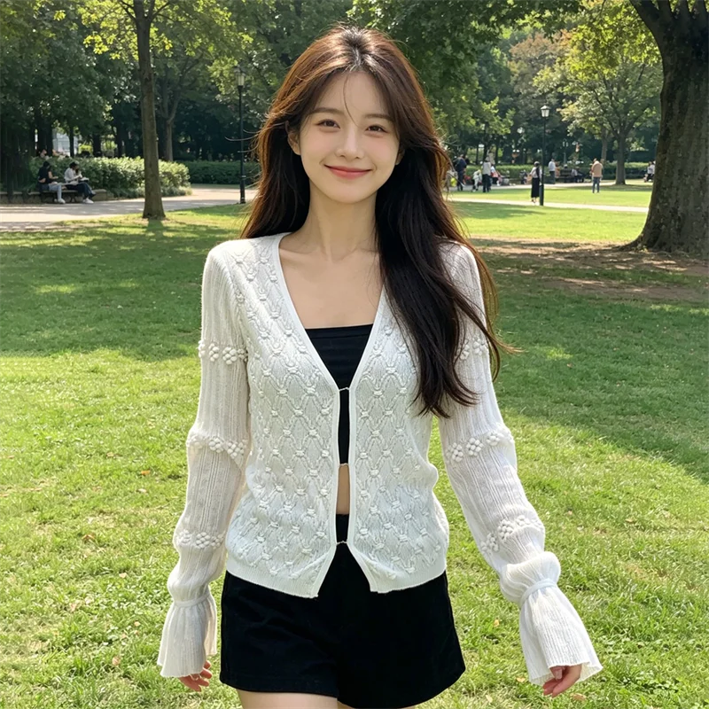 Embossed Thin V-Neck Solid Color Knit Cardigan, New Early Spring Style, High-End Nanyou Design, Gentle Girly Style with Intricate Lettering
Embossed Thin V-Neck Solid Color Knit Cardigan, New Early Spring Style, High-End Nanyou Design, Gentle Girly Style with Intricate Lettering