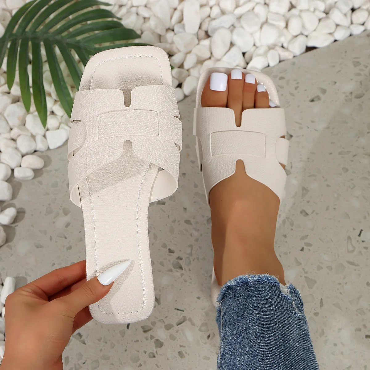 Women's Flat Sandals Summer Fashion Slip-On Slippers Square Toe Open-Toe Design, Suitable for Everyday Women Wear Flat Slippers
Women's Flat Sandals Summer Fashion Slip-On Slippers Square Toe Open-Toe Design, Suitable for Everyday Women Wear Flat Slippers