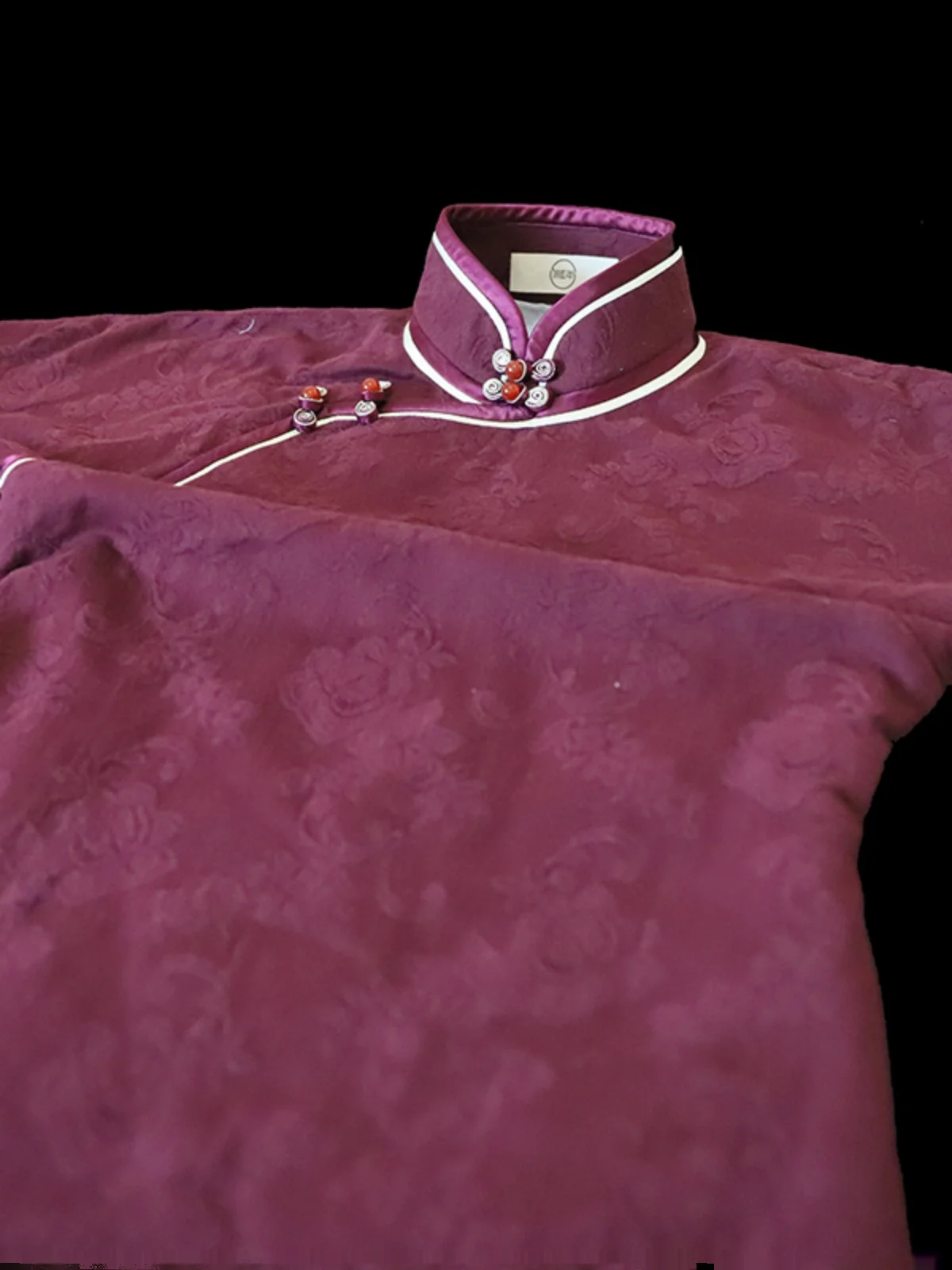 Handmade Long Single-Sided Shanghai Traditional Daily Full Button Lace Qipao Flat Cut Purple Red Flower Long Qipao
Handmade Long Single-Sided Shanghai Traditional Daily Full Button Lace Qipao Flat Cut Purple Red Flower Long Qipao