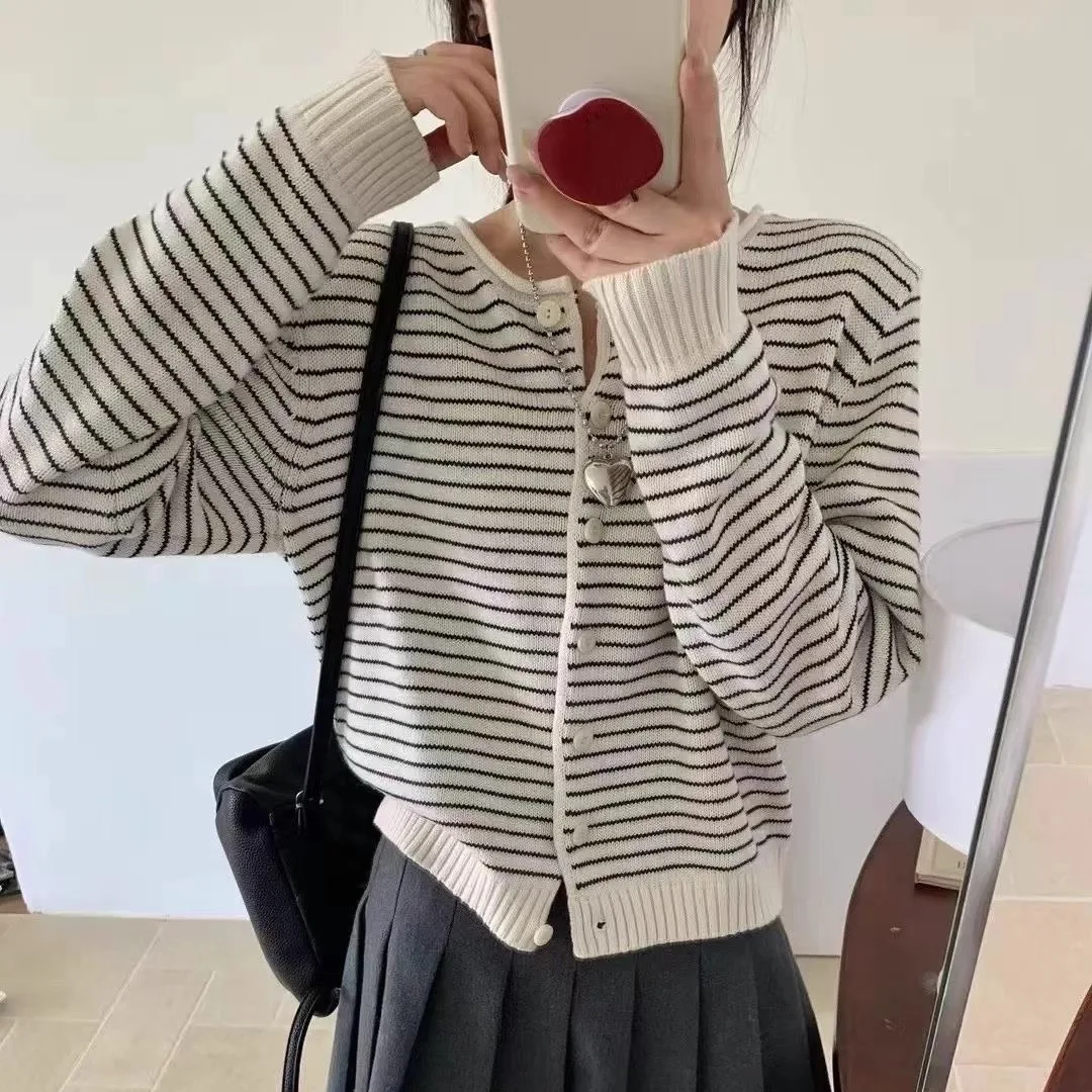Женский повседневный вязаный свитер Ele: осенне-зимний кардиган в полоску, утепленный, с длинными рукавами, стандартной длины, для повседневной носки
Женский повседневный вязаный свитер Ele: осенне-зимний кардиган в полоску, утепленный, с длинными рукавами, стандартной длины, для повседневной носки