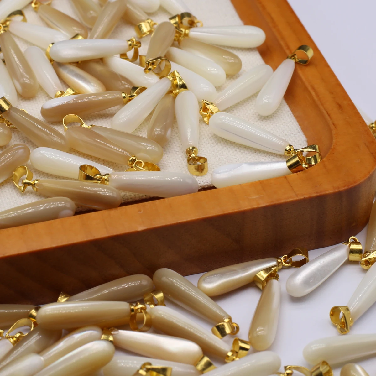 Charms Natural Shell Pendant Water Drop Shape Natural Shell Pendant for Women Making DIY Jewerly Necklace Bracelet 6x20mm
Charms Natural Shell Pendant Water Drop Shape Natural Shell Pendant for Women Making DIY Jewerly Necklace Bracelet 6x20mm