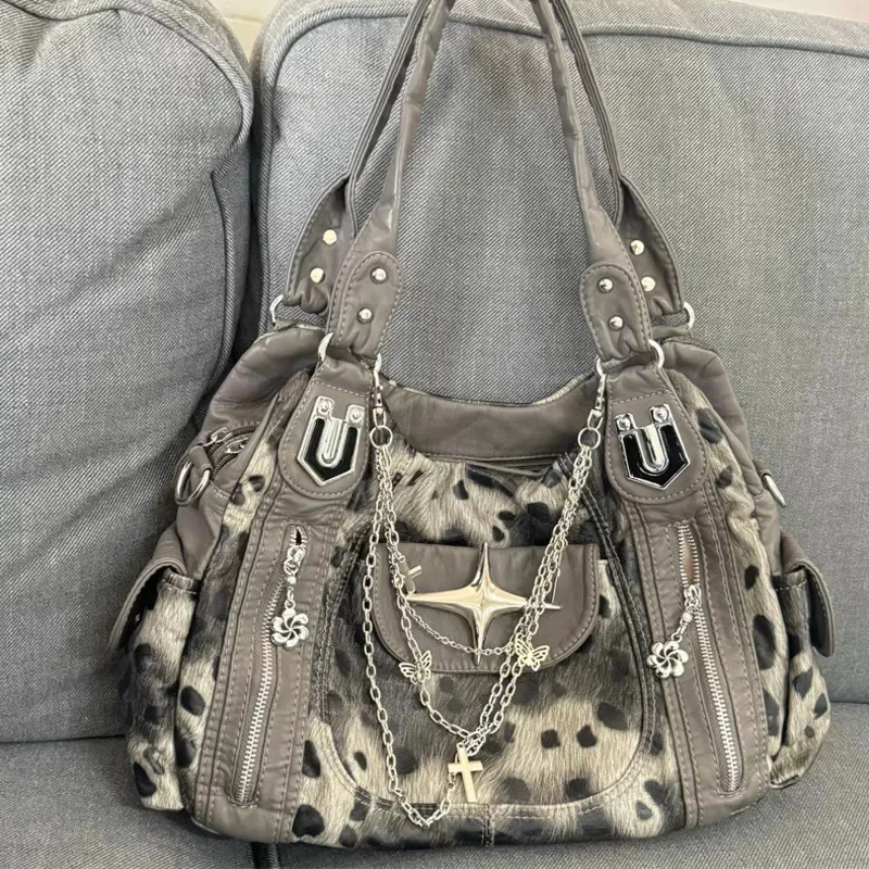 Y2K Leopard Print Tote Bag Cross Star Subculture Texture Punk Niche Girl Tote Large Capacity Handbag Shoulder Bag Crossbody Bag
Y2K Leopard Print Tote Bag Cross Star Subculture Texture Punk Niche Girl Tote Large Capacity Handbag Shoulder Bag Crossbody Bag