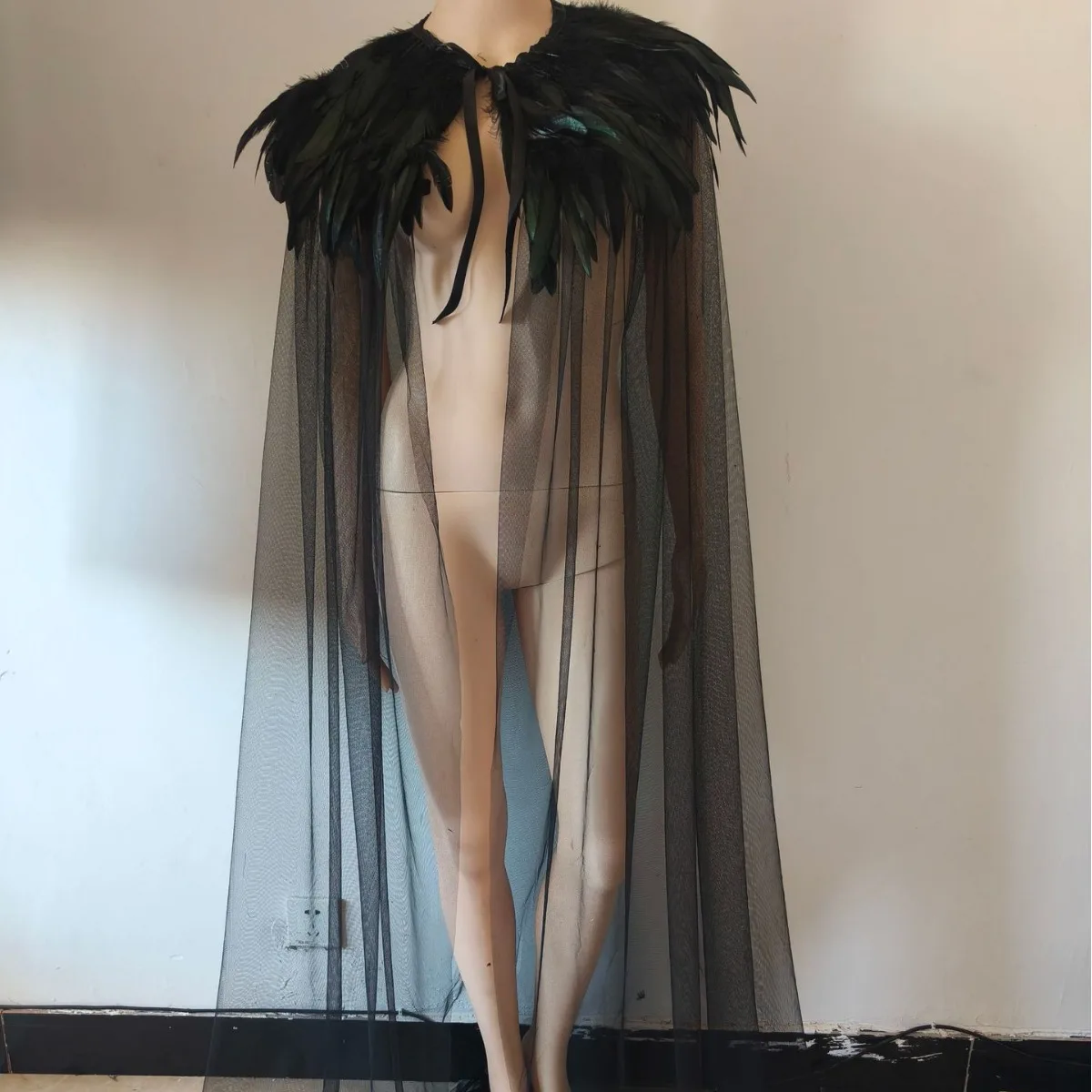 Black Evil Queen Witch Cloak Steampunk Feather Collar Light Gauze Cape Halloween Cosplay Dance Performance Prop Length 180cm
Black Evil Queen Witch Cloak Steampunk Feather Collar Light Gauze Cape Halloween Cosplay Dance Performance Prop Length 180cm