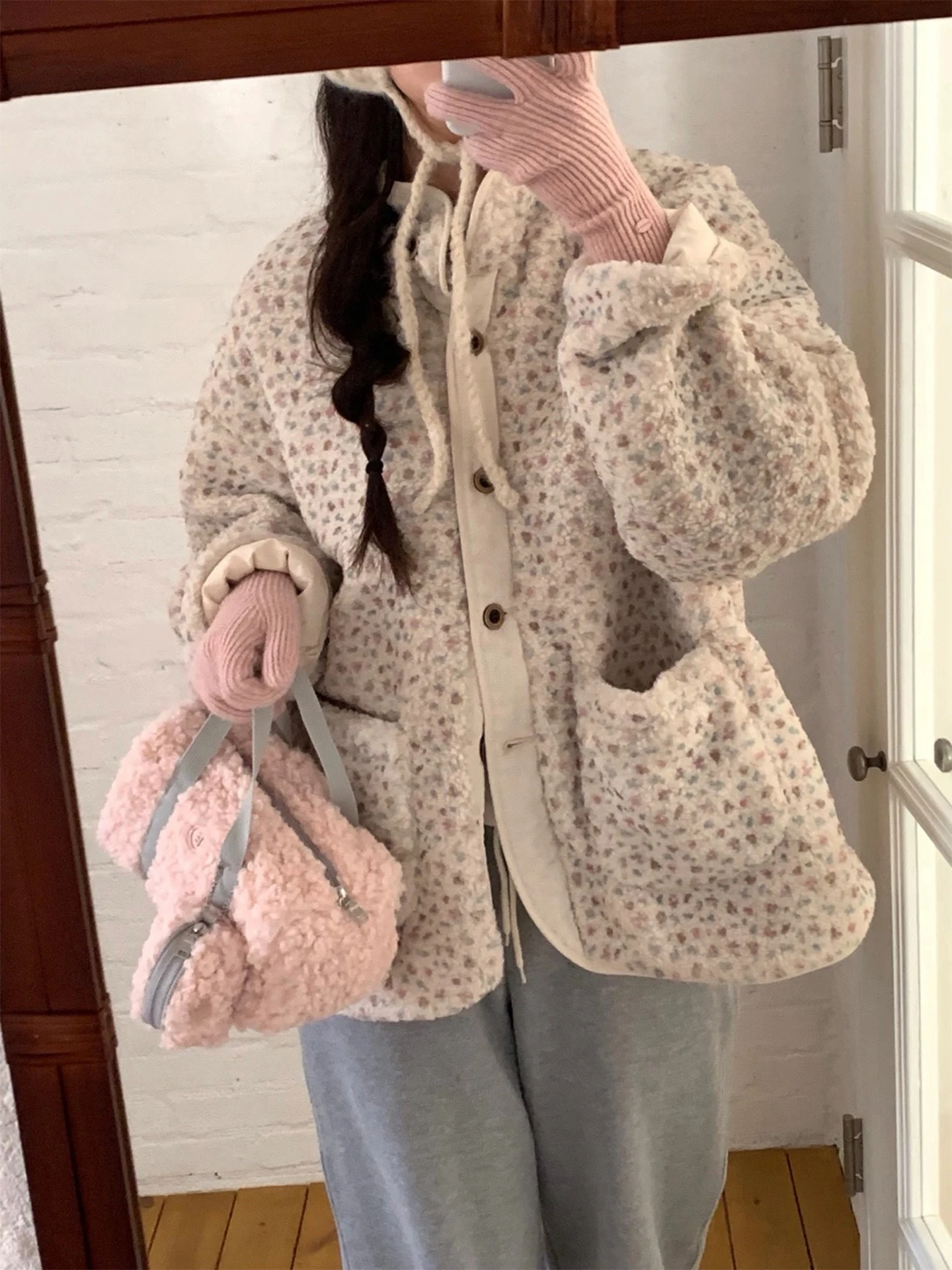 Двусторонняя женская свободная хлопковая куртка из овечьего вельвета с капюшоном, новая зимняя коллекция 2025, теплая, в корейском стиле
Двусторонняя женская свободная хлопковая куртка из овечьего вельвета с капюшоном, новая зимняя коллекция 2025, теплая, в корейском стиле