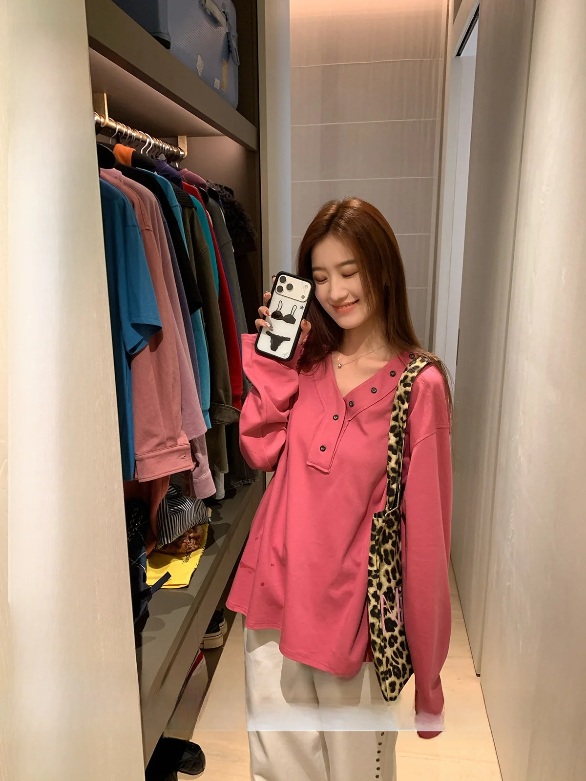 Loose Fit Long Sleeve V-Neck T-Shirt Women's Casual Spring Top Comfortable Breathable Cotton Polyester Blend Springwear
Loose Fit Long Sleeve V-Neck T-Shirt Women's Casual Spring Top Comfortable Breathable Cotton Polyester Blend Springwear