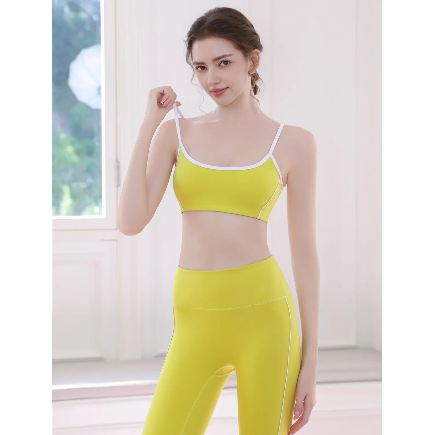 Yoga clothes, vest set, women's contrasting colors, white strips, yoga suspenders, sports underwear, fitness bell pants.
Yoga clothes, vest set, women's contrasting colors, white strips, yoga suspenders, sports underwear, fitness bell pants.