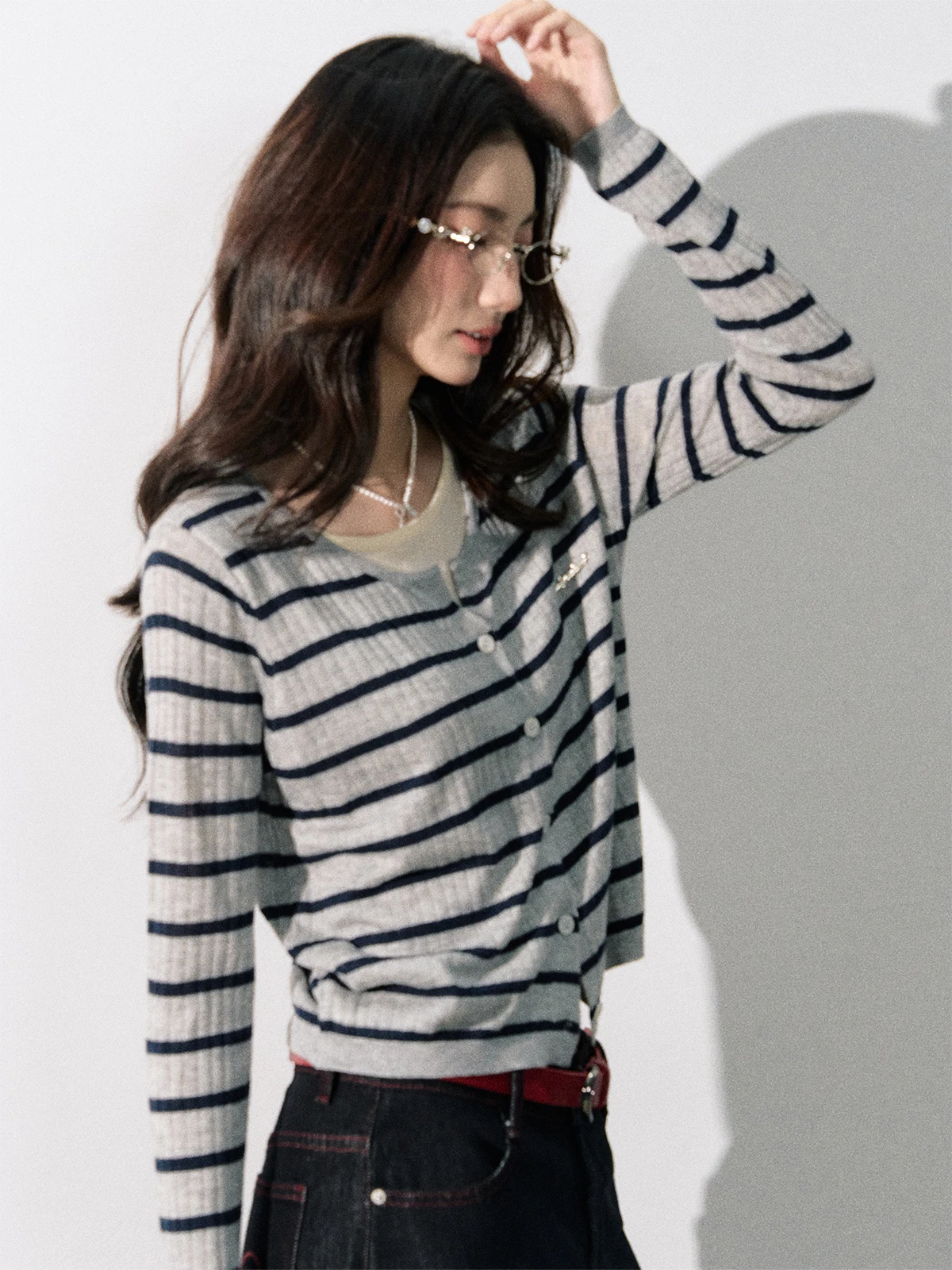 LREEDOM Miu Sle Simple Stripe Splice Knitted Sweater Women's Loose Fit Cardigan Long Sve round Ne Pullover Coat
LREEDOM Miu Sle Simple Stripe Splice Knitted Sweater Women's Loose Fit Cardigan Long Sve round Ne Pullover Coat