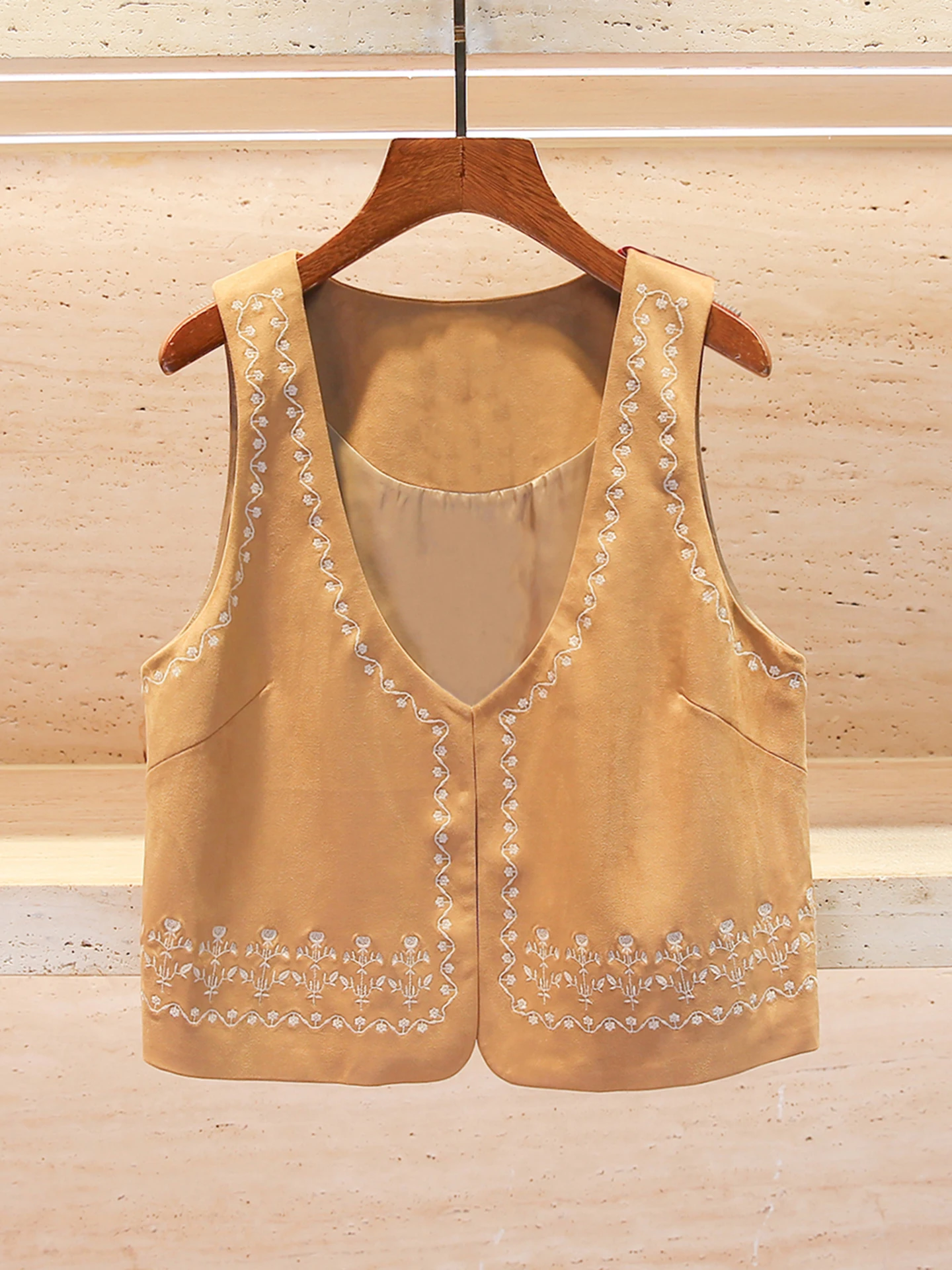 High-End Women's Suede Floral Embroidery Vest Summer 2026 Commute Style Short Sleeve Top Chinese Brand Casual Wear
High-End Women's Suede Floral Embroidery Vest Summer 2026 Commute Style Short Sleeve Top Chinese Brand Casual Wear
