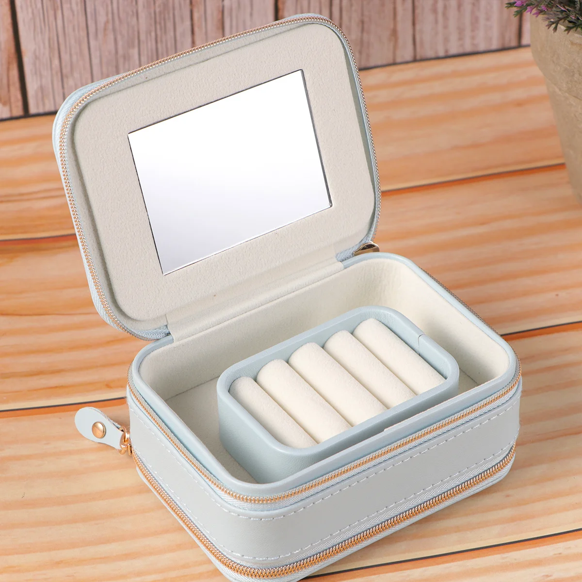 Шкатулка для драгоценностей из искусственной кожи, синий портативный держатель на молнии для колец, серег, ожерелий, компактный органайзер для хранения в путешествиях
Шкатулка для драгоценностей из искусственной кожи, синий портативный держатель на молнии для колец, серег, ожерелий, компактный органайзер для хранения в путешествиях