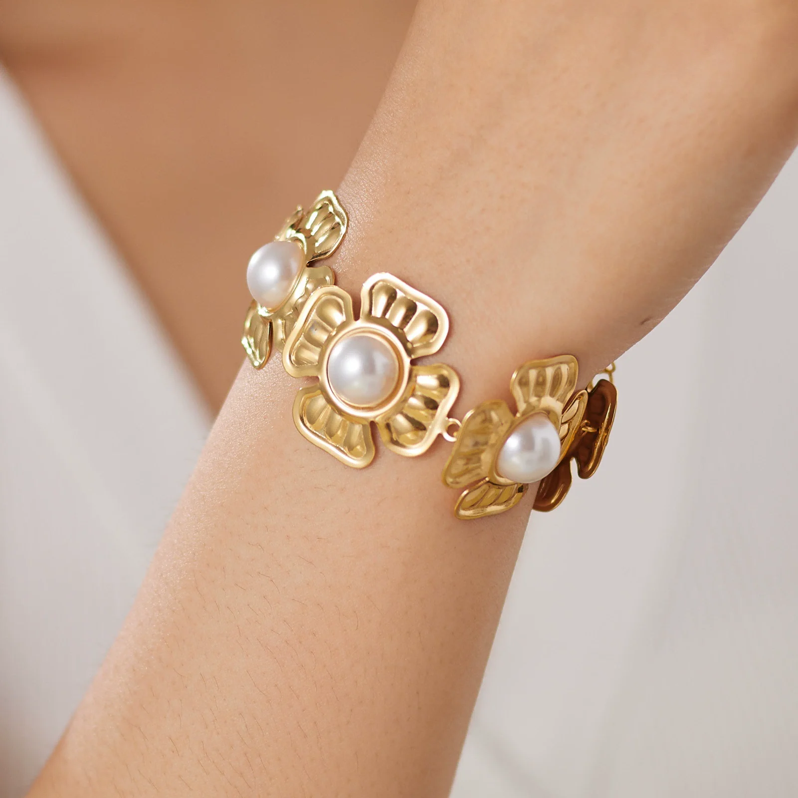 Gold Tone 316L Stainless Steel Flower Bracelet with Faux Pearl Center, Chunky Statement Design for Women
Gold Tone 316L Stainless Steel Flower Bracelet with Faux Pearl Center, Chunky Statement Design for Women