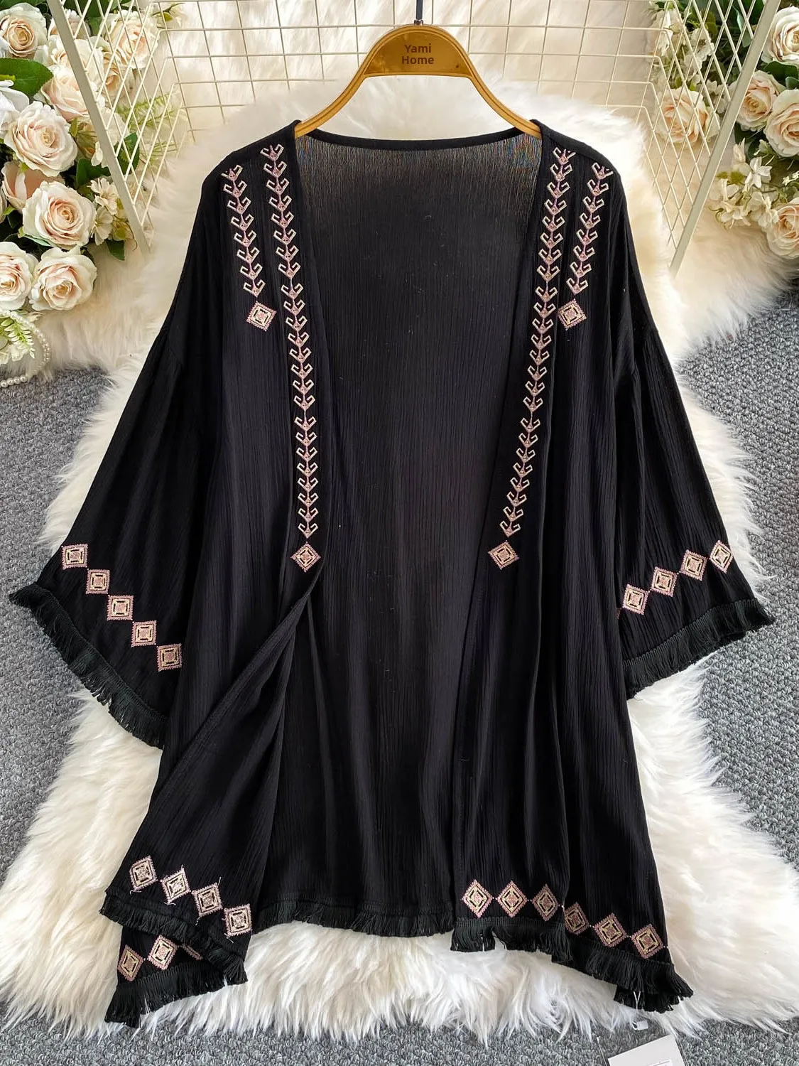 Elegant Embroidered Shawl Coat Women's Loose Fit Breathable Thin Summer Fashion Commute Style Long Sleeve V-Neck Jacket
Elegant Embroidered Shawl Coat Women's Loose Fit Breathable Thin Summer Fashion Commute Style Long Sleeve V-Neck Jacket