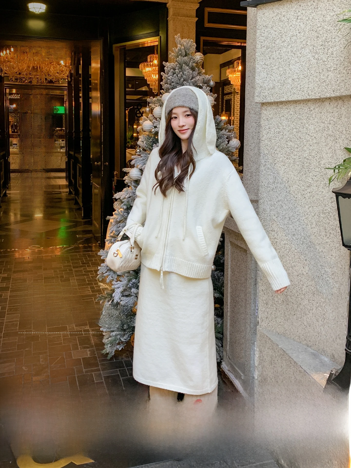 Парижский кардиган на молнии с капюшоном и заячьими ушками, свободный крой, зимний модный комплект с прямой юбкой с высокой талией, женский наряд из двух предметов
Парижский кардиган на молнии с капюшоном и заячьими ушками, свободный крой, зимний модный комплект с прямой юбкой с высокой талией, женский наряд из двух предметов