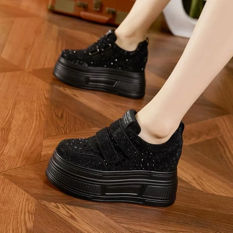 Новые женские кроссовки-ботильоны на платформе 9 см из синтетической кожи с сетчатыми вставками, удобные летние блестящие модные ботинки на танкетке, размеры 34-39
Новые женские кроссовки-ботильоны на платформе 9 см из синтетической кожи с сетчатыми вставками, удобные летние блестящие модные ботинки на танкетке, размеры 34-39