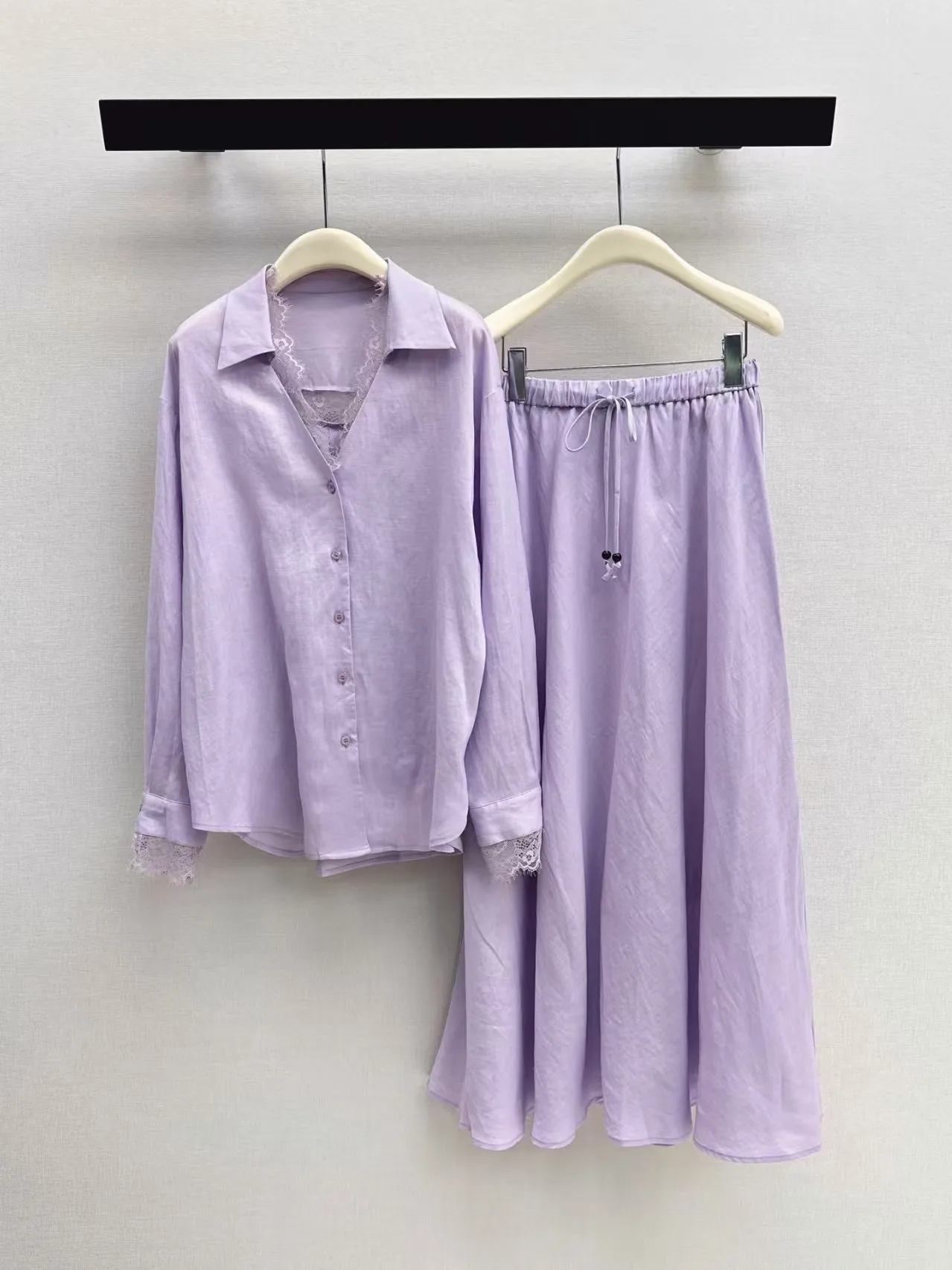 High quality spring and summer new women's long sleeved shirt set, loose lace top, half skirt two-piece set
High quality spring and summer new women's long sleeved shirt set, loose lace top, half skirt two-piece set