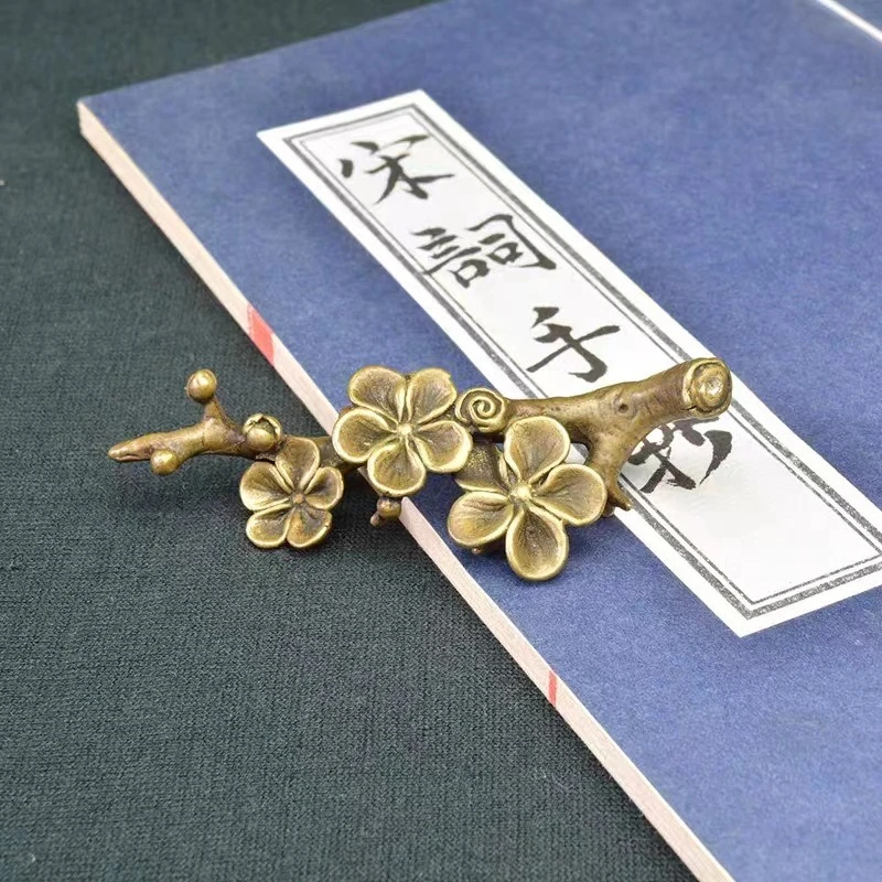 Retro Solid Brass Exquisite Plum Blossom Incense Table Decoration Creative Metal Pen Holder Sculpture Home Living Room Crafts
Retro Solid Brass Exquisite Plum Blossom Incense Table Decoration Creative Metal Pen Holder Sculpture Home Living Room Crafts