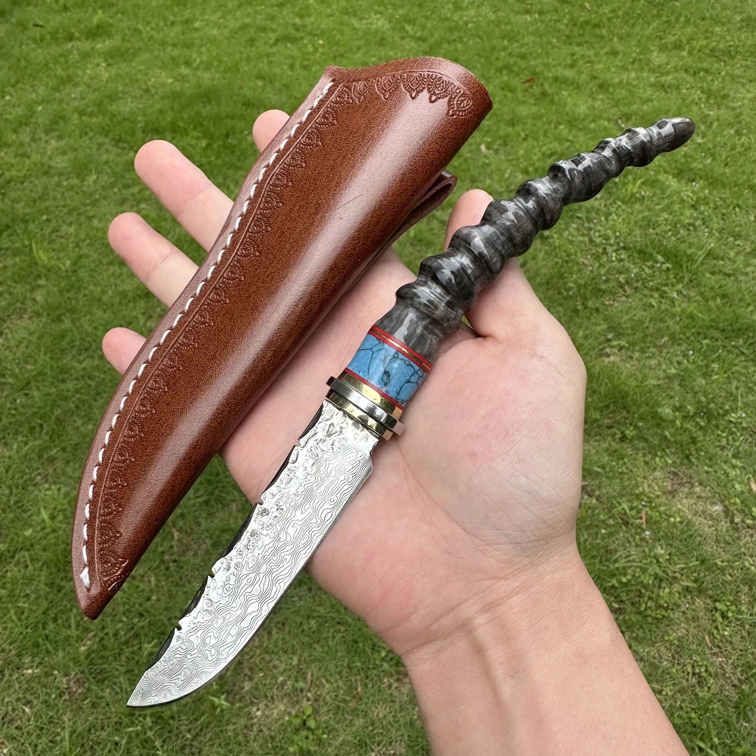 Topwell Handmade Knife VG10 Damscus Forged Blade OX Horns Handle With Leather Sheath Beautiful Collection Knife Outdoor A042
Topwell Handmade Knife VG10 Damscus Forged Blade OX Horns Handle With Leather Sheath Beautiful Collection Knife Outdoor A042