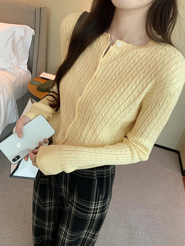 Elegant Knitted Long Sleeve Cardigan Women's Fashion Design Spotted Twist Texture Autumn New Style Korean System Short Top
Elegant Knitted Long Sleeve Cardigan Women's Fashion Design Spotted Twist Texture Autumn New Style Korean System Short Top