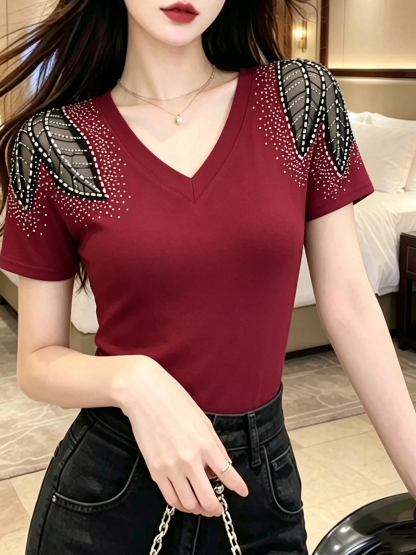Summer Women's Slim Fit Short Sleeve T-Shirt V-Neck Rhinestone Casual Style Hollow out Design Trendy Top Thinming Effect
Summer Women's Slim Fit Short Sleeve T-Shirt V-Neck Rhinestone Casual Style Hollow out Design Trendy Top Thinming Effect
