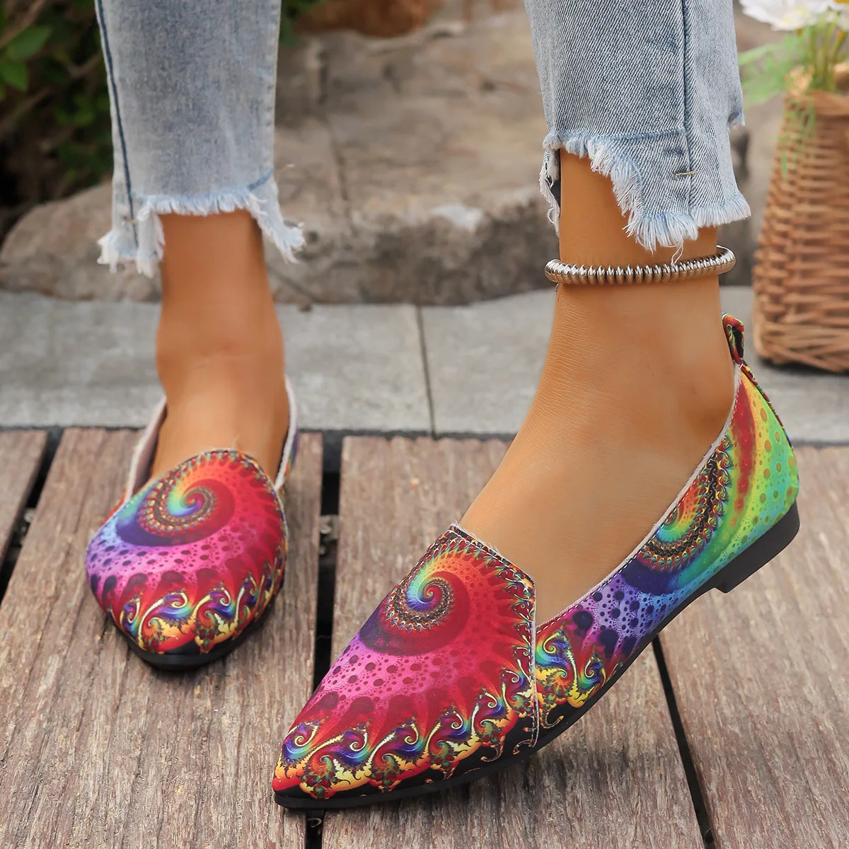 The 2025 autumn new flat printed canvas shoes are comfortable, pointed-toe, fashionable and casual single shoes
The 2025 autumn new flat printed canvas shoes are comfortable, pointed-toe, fashionable and casual single shoes