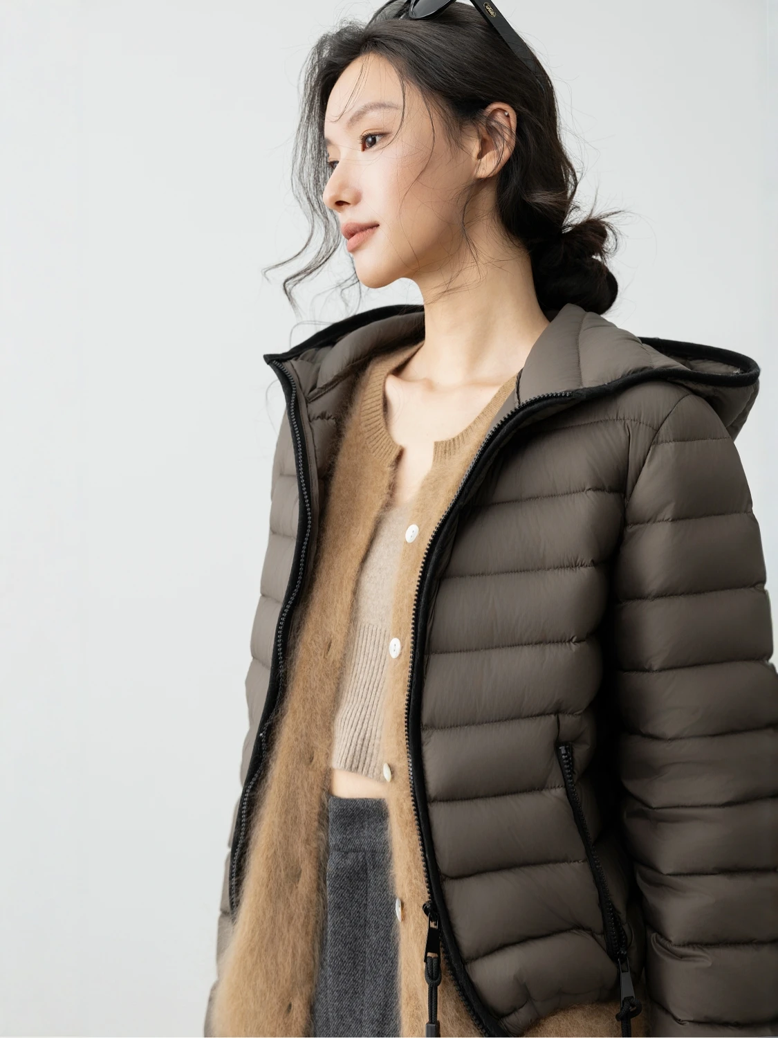 Стильная женская куртка CHIC ST из белого гусиного пуха (90% пухового наполнителя), теплая, повседневная, с капюшоном (не съемным), для женщин.
Стильная женская куртка CHIC ST из белого гусиного пуха (90% пухового наполнителя), теплая, повседневная, с капюшоном (не съемным), для женщин.