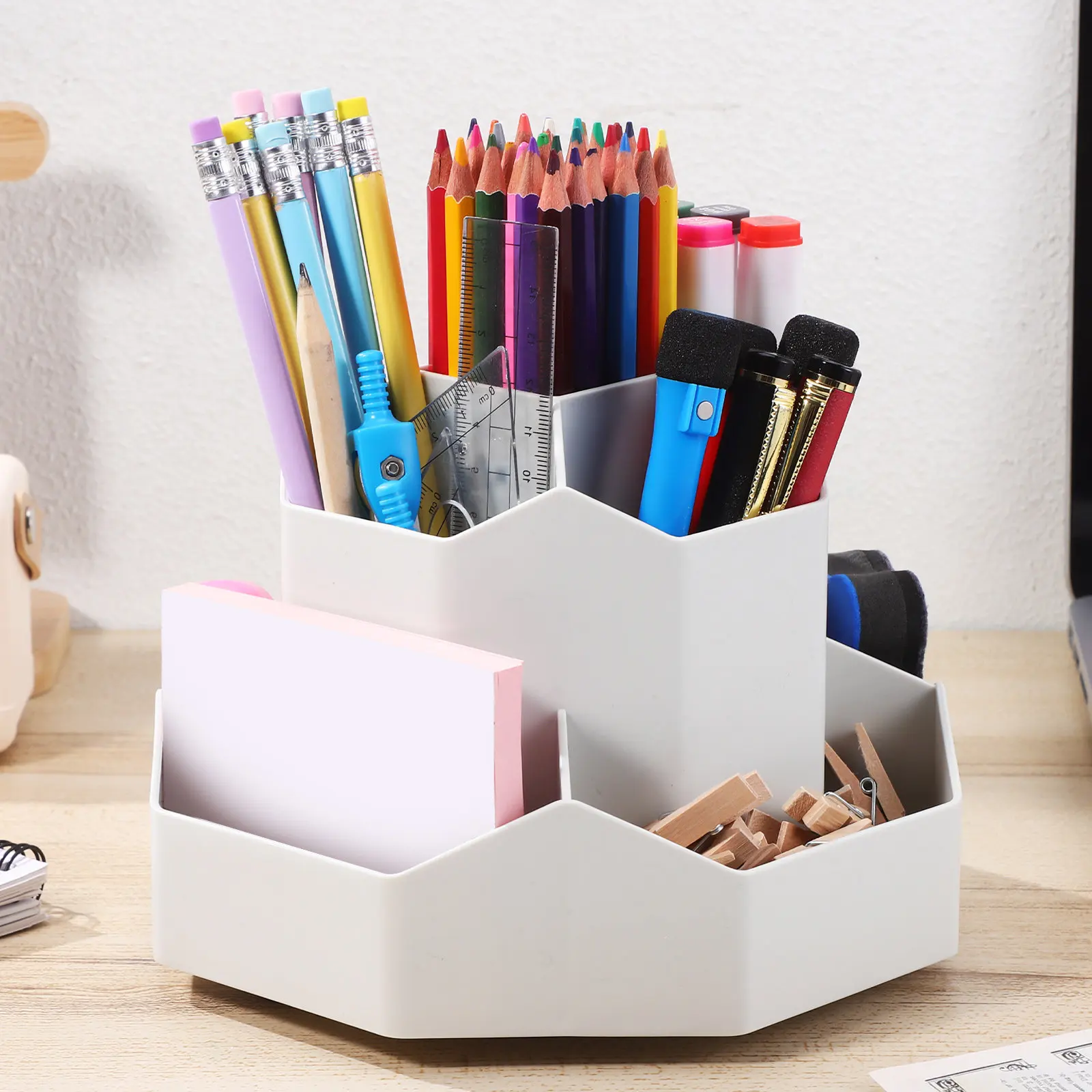Вращающийся держатель для ручек, простой и стильный дизайн, настольный органайзер с несколькими отделениями, подставка для карандашей для офиса, настольные канцелярские принадлежности
Вращающийся держатель для ручек, простой и стильный дизайн, настольный органайзер с несколькими отделениями, подставка для карандашей для офиса, настольные канцелярские принадлежности