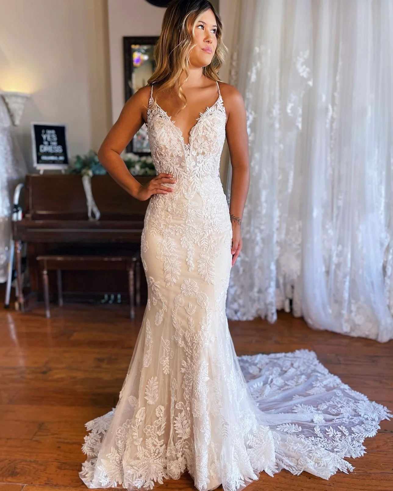 Customized High Quality Lace Mermaid Spaghetti Straps Evening Dresses V-Neck Sleeveless Panel Train Bespoke Occasion Gowns
Customized High Quality Lace Mermaid Spaghetti Straps Evening Dresses V-Neck Sleeveless Panel Train Bespoke Occasion Gowns