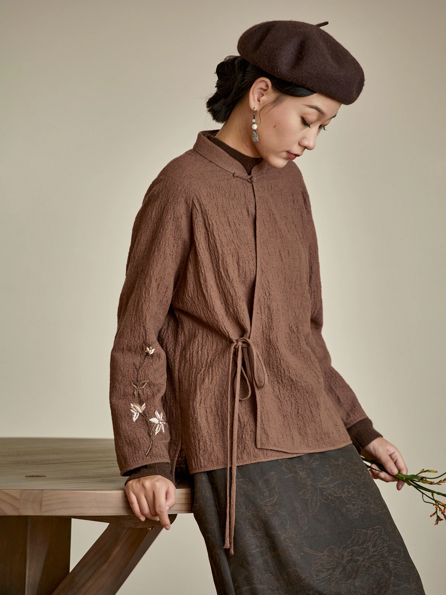 Оригинальный дизайн, вышитая шерстяная куртка из смесовой ткани для женщин, в китайском стиле, осенняя новинка, модное пальто в стиле Old Money, короткая женская верхняя одежда.
Оригинальный дизайн, вышитая шерстяная куртка из смесовой ткани для женщин, в китайском стиле, осенняя новинка, модное пальто в стиле Old Money, короткая женская верхняя одежда.