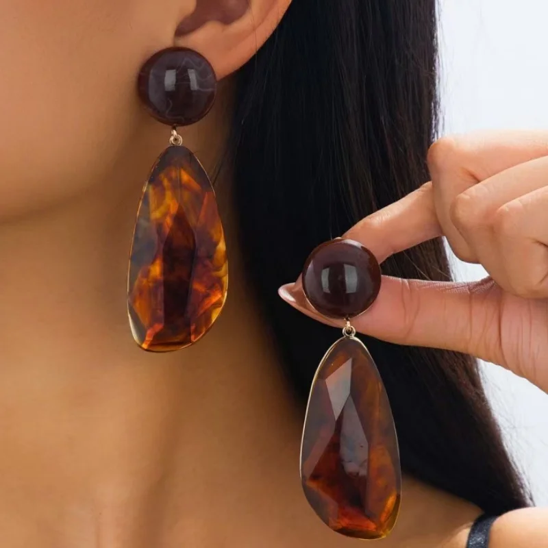 Luxurious Geometric Brown Resin Metal Earrings for Women Waterdrop Ear Jewelry Suitable for Commuting And Party Accessories
Luxurious Geometric Brown Resin Metal Earrings for Women Waterdrop Ear Jewelry Suitable for Commuting And Party Accessories