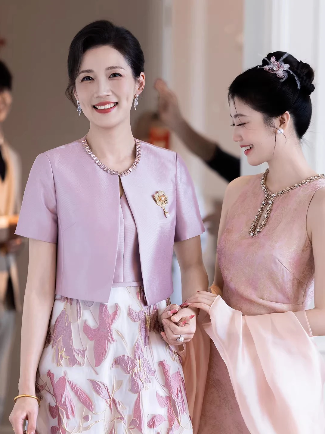Elegant Purple Wedding Dress Set for Mom of the Bride 2026 Summer Season Polyester Fiber round Neck Short Sleeve mid Waist
Elegant Purple Wedding Dress Set for Mom of the Bride 2026 Summer Season Polyester Fiber round Neck Short Sleeve mid Waist