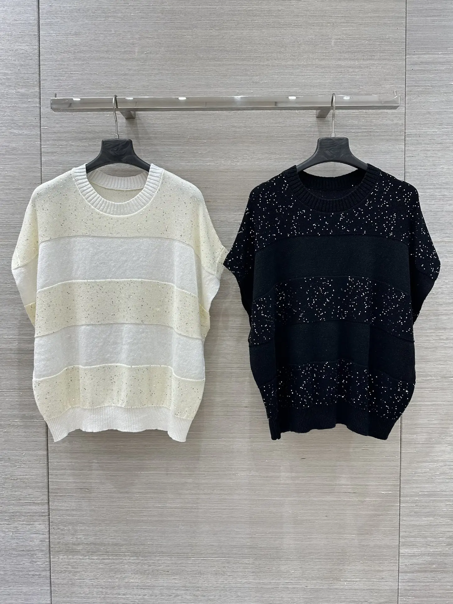 Spring 2026 Women 100% Linen Knitted Vest Sequin O-Neck Short Sleeve Loose Striped Sweater
Spring 2026 Women 100% Linen Knitted Vest Sequin O-Neck Short Sleeve Loose Striped Sweater